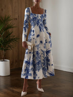 Robe midi à manches longues bleu floral classique à encolure carrée et coupe évasée