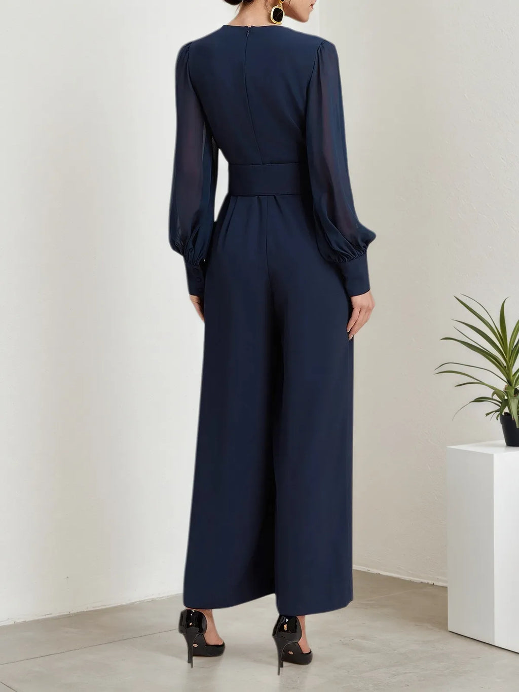 Macacão azul escuro de chiffon com gola em V, mangas bufantes e pernas largas