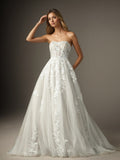 Robe de mariée blanche en ligne A bustier sans bretelles en dentelle