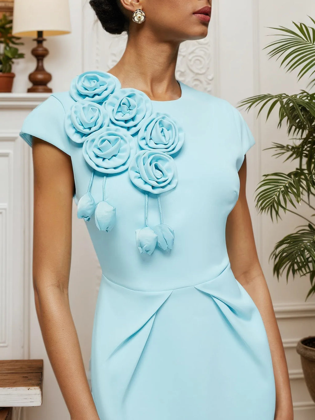 Vestido midi azul com flores 3D, manga curta tipo capa e corte justo