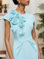 Vestido midi azul com flores 3D, manga curta tipo capa e corte justo