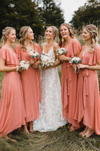 Abiti da damigella semplici in chiffon corallo, linea a trapezio e lunghezza lunga