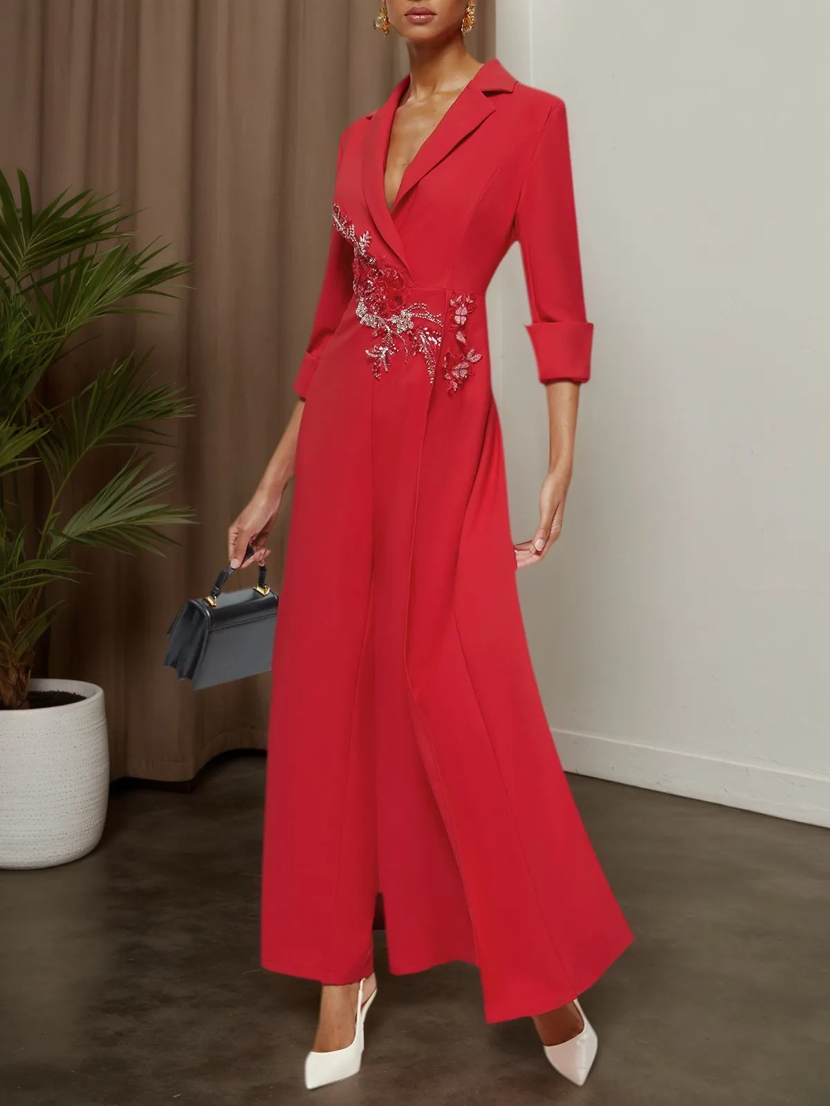 Mono de pierna ancha con blazer de solapa y aplicaciones florales rojas