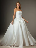 Abito da sposa bianco a gonna ampia senza spalline in raso opaco