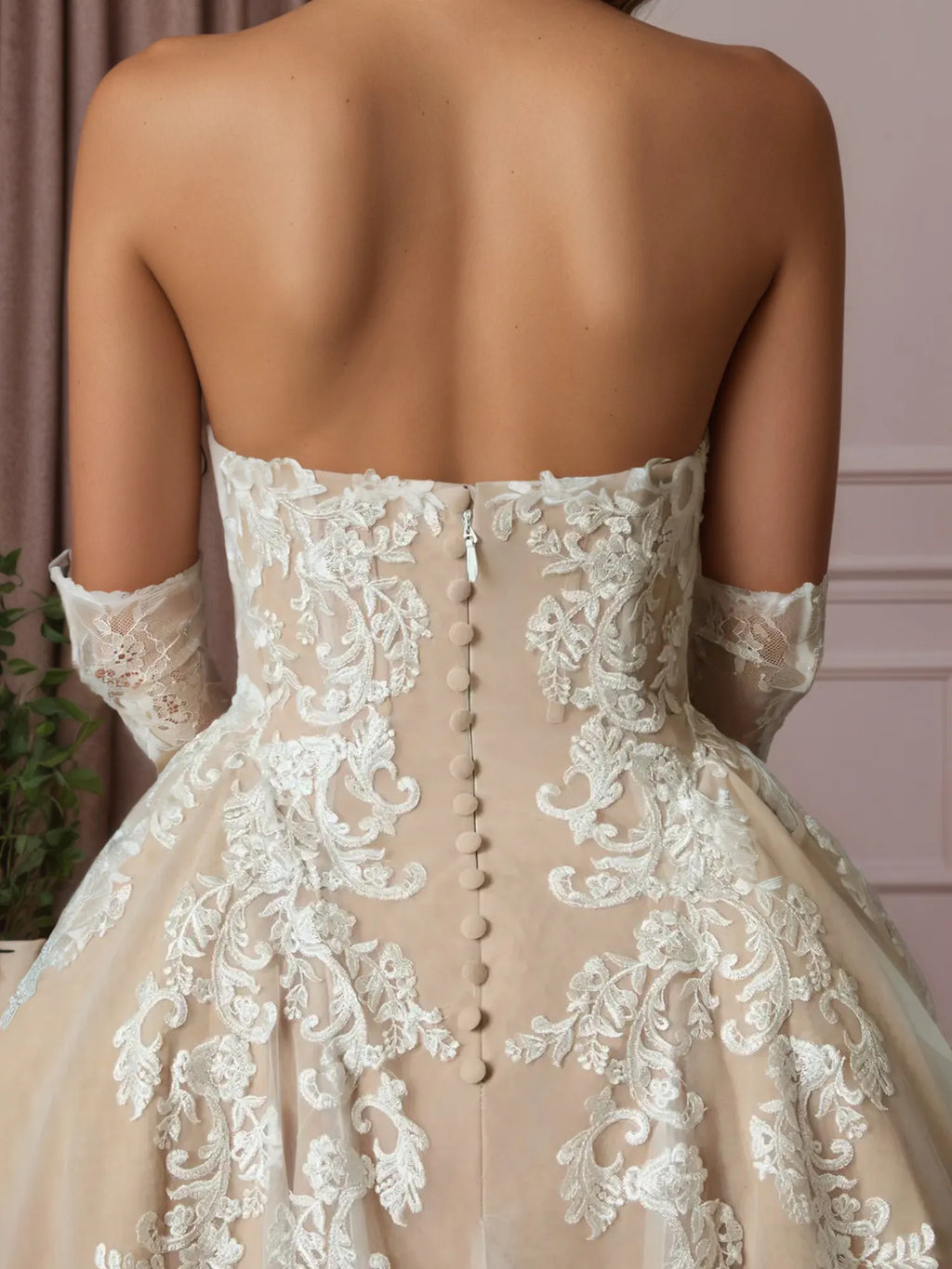 Abito da sposa bianco champagne a gonna ampia senza spalline in pizzo