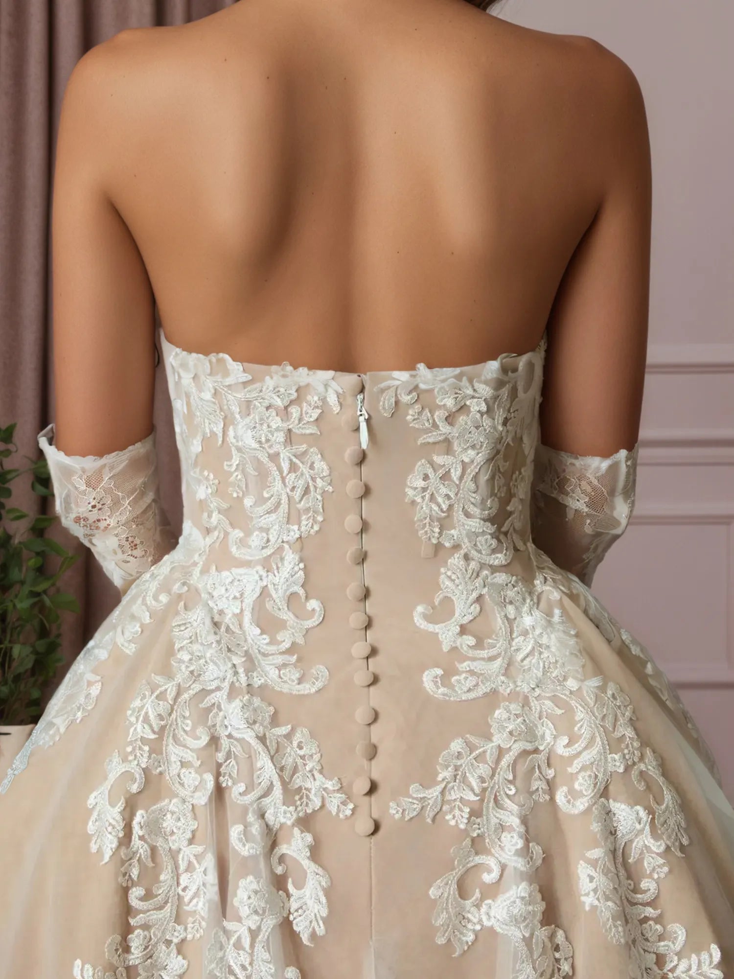 Abito da sposa bianco champagne a gonna ampia senza spalline in pizzo