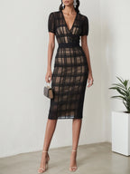 Vestido midi clásico de malla negra a cuadros con escote en V y mangas cortas ajustado
