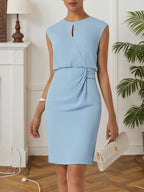 Hellblaues gerafftes Kleid mit Cut-Out, klassischem Rundhalsausschnitt und kurzen Ärmeln, Midi-Länge
