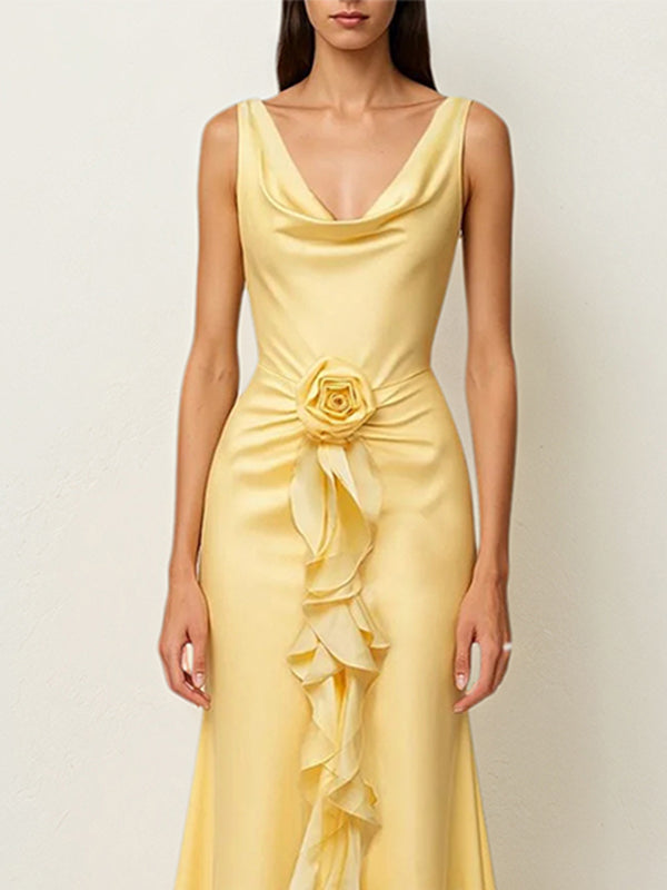 Gelbes Satin Kleid mit Wasserfallausschnitt, ärmellos, bodenlang mit floralen Rüschen