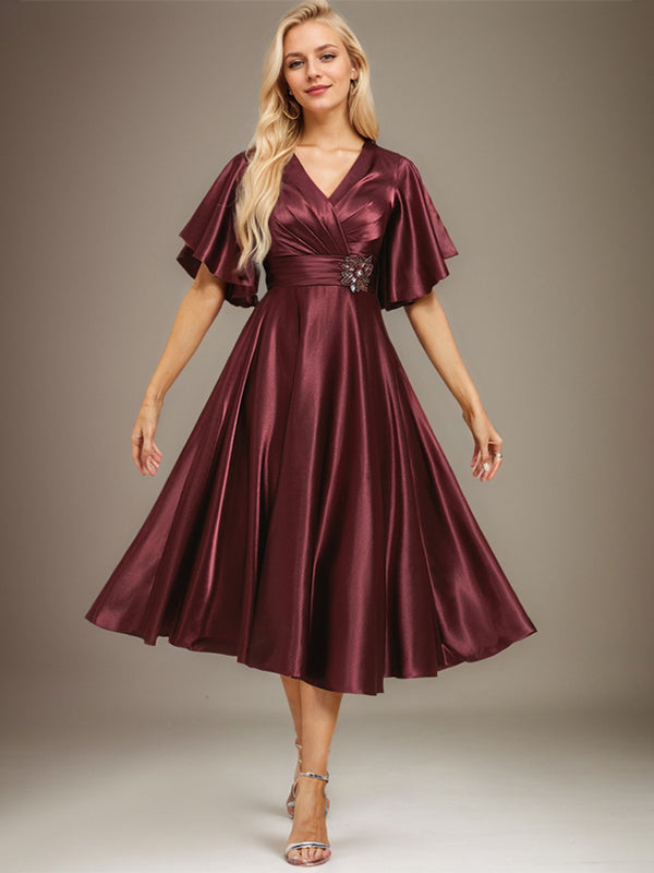 Vestito a-line da madre della sposa in raso elasticizzato con scollo a V, lunghezza tea, perline e pieghe