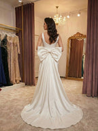 Elfenbeinfarbenes Grace Satin Ballkleid mit quadratischem Ausschnitt und seitlicher Schleife
