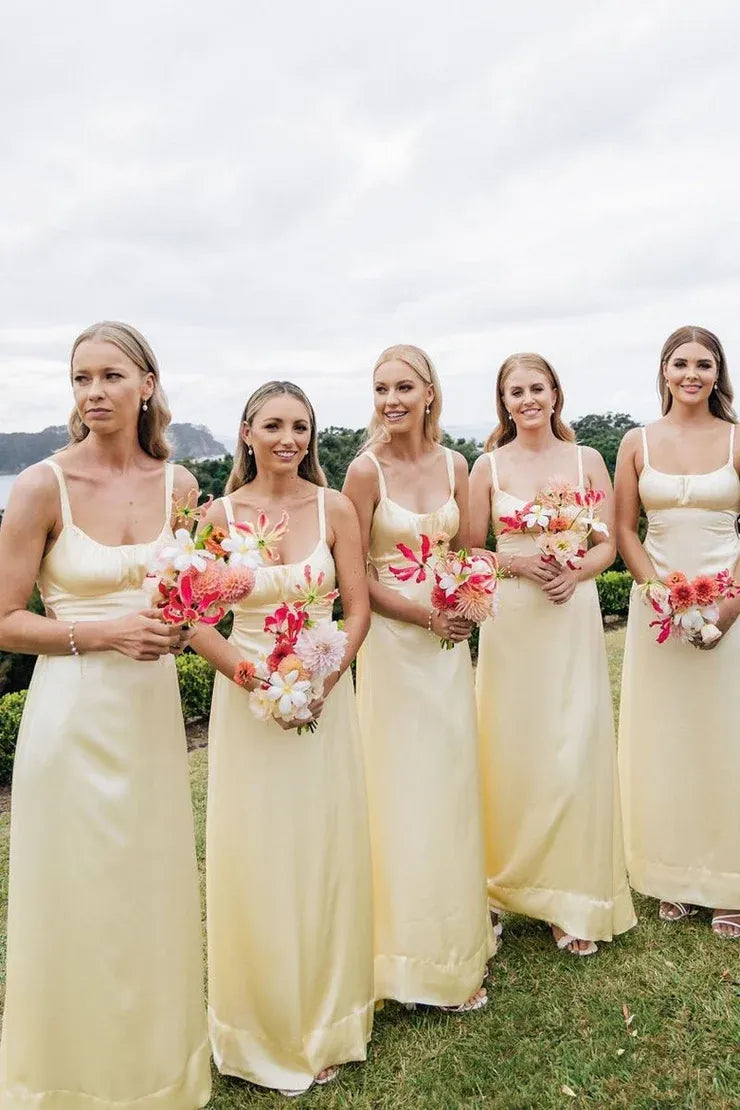 Vestidos largos de dama de honor tipo tubo con tirantes finos y recortes