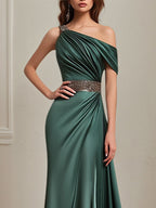 Vestido formal verde con un solo hombro, cinturón de pedrería en la cintura y largo hasta el suelo