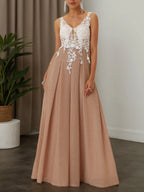 Aprikosenfarbenes Spitzen-Abschlussballkleid mit V-Ausschnitt, ärmellos, A-Linie Maxi-Kleid