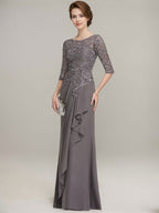 Vestido longo para mãe da noiva evasê com decote ilusão redondo, renda chiffon e babados cascata