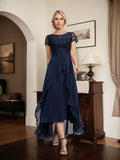 Vestido de mãe da noiva em chiffon assimétrico com decote redondo, ilusão, renda, laço, babados e lantejoulas em corte evasê
