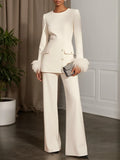 Conjunto de dos piezas para mujer con top elegante blanco con cuello redondo, mangas largas, hebilla y adornos de plumas con pantalones