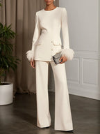 Conjunto de dos piezas para mujer con top elegante blanco con cuello redondo, mangas largas, hebilla y adornos de plumas con pantalones