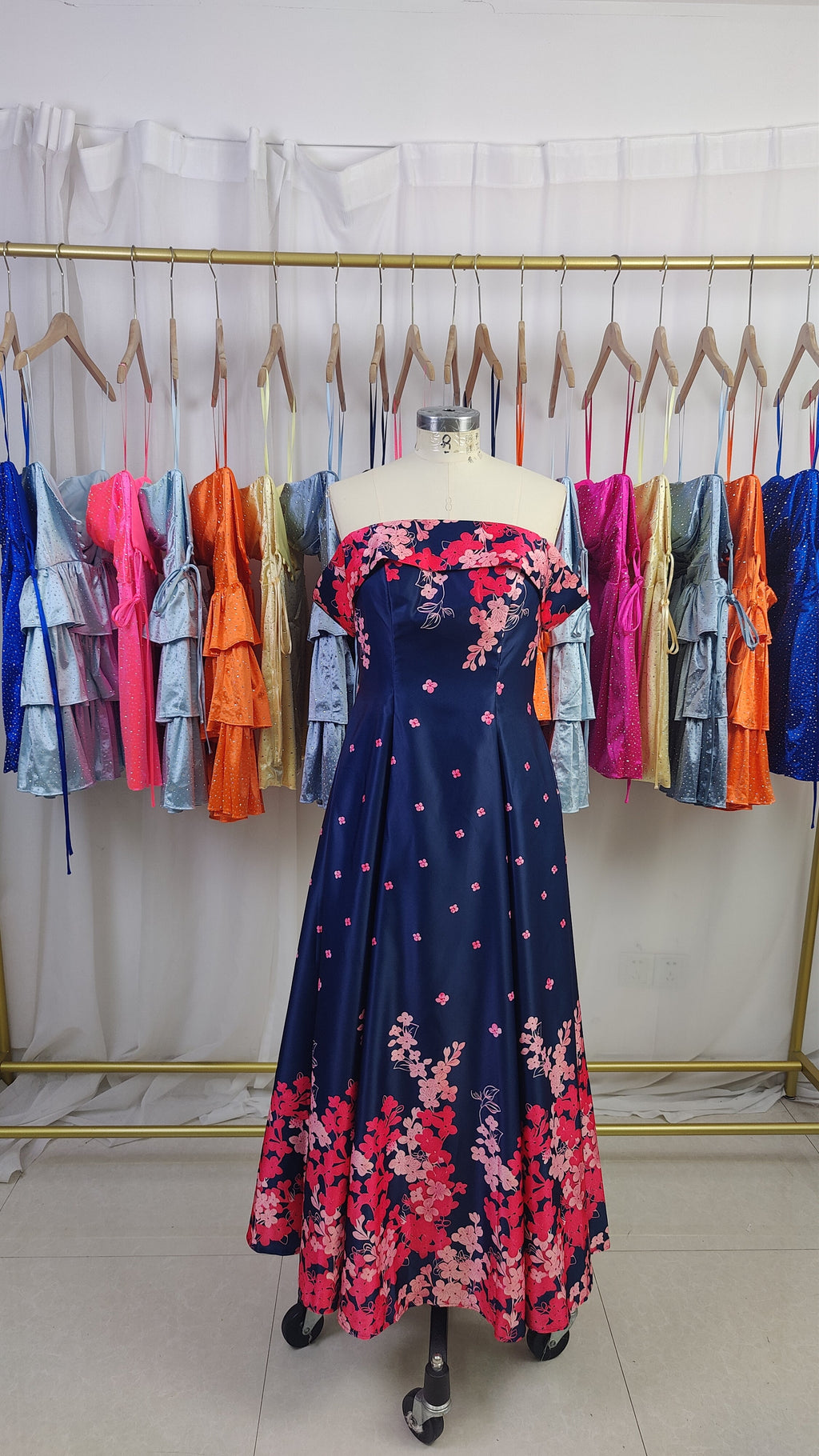 A-Linien schulterfreies knöchellanges Satin-Kleid mit floralem Muster, Mutter der Braut