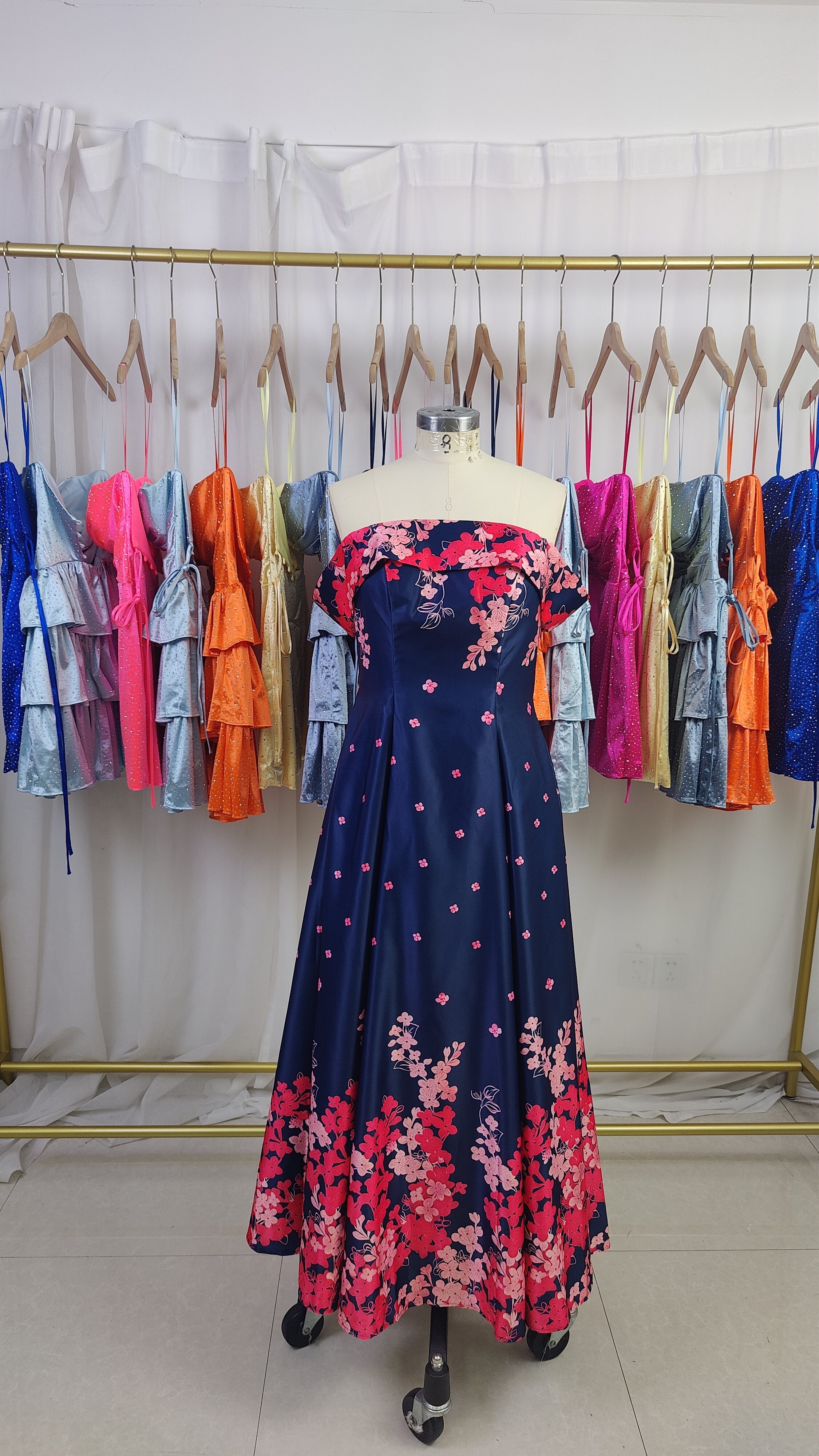 A-Linien schulterfreies knöchellanges Satin-Kleid mit floralem Muster, Mutter der Braut