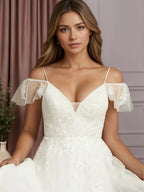 Abito da sposa bianco in tulle a linea A con scollo a V, senza maniche e decorato con paillettes