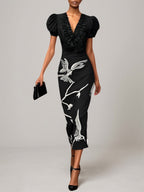 Vestido midi preto com pregas, decote em V e mangas bufantes