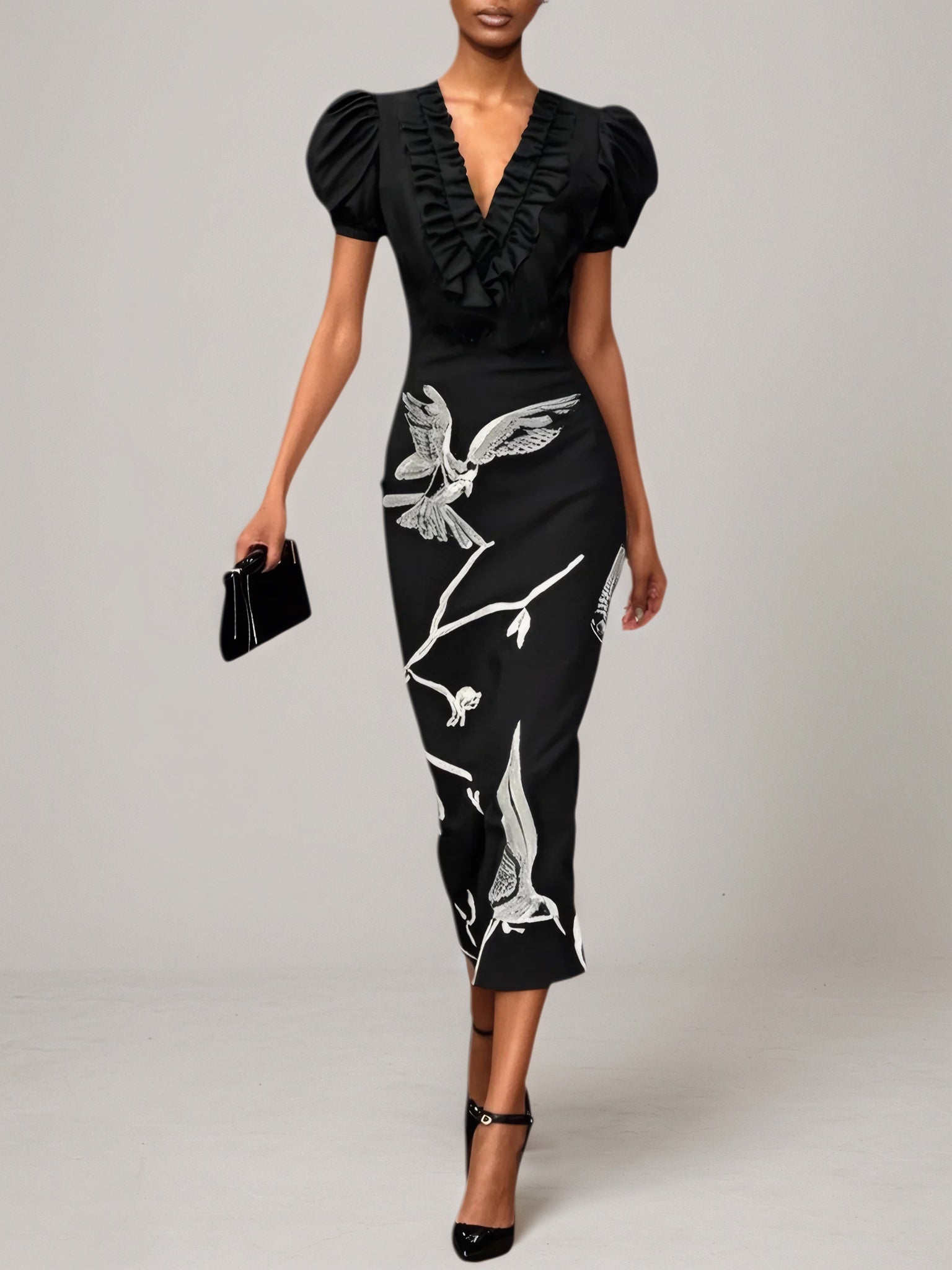 Vestido midi preto com pregas, decote em V e mangas bufantes