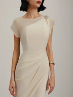 Robe midi fourreau blanche en satin avec col bateau, manches courtes et perles imitation