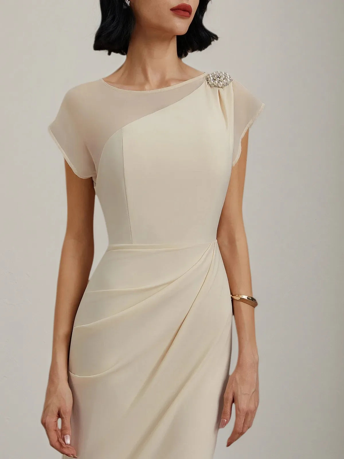 Robe midi fourreau blanche en satin avec col bateau, manches courtes et perles imitation