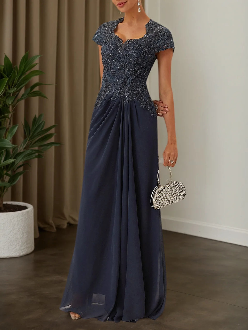 Vestido para madre de la novia o del novio en chiffon con encaje de lentejuelas azul violáceo, escote corazón, manga corta y línea A maxi