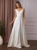 Robe de mariée blanche en crêpe stretch à sequins, coupe trapèze, col en V