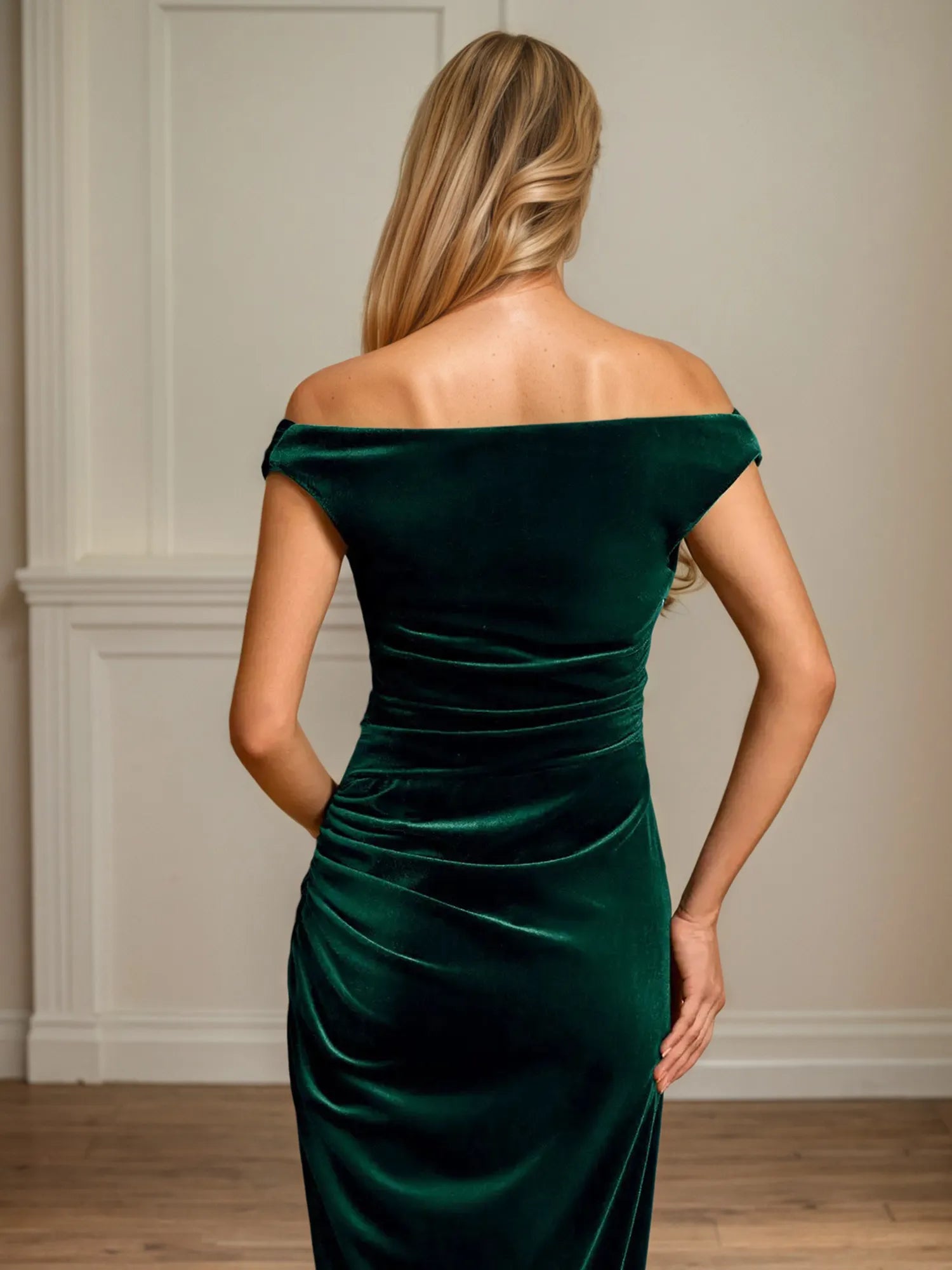 Robe de mère de la mariée en velours sans manches, coupe fourreau/colonne, épaules dénudées avec fronces