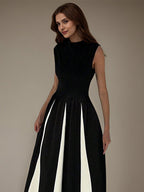 Vestido formal longo preto, corte A, decote redondo, sem mangas, pregueado