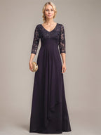 Vestido de madre de la novia en línea A con escote en V, encaje y gasa larga hasta el suelo con volantes en cascada y lentejuelas