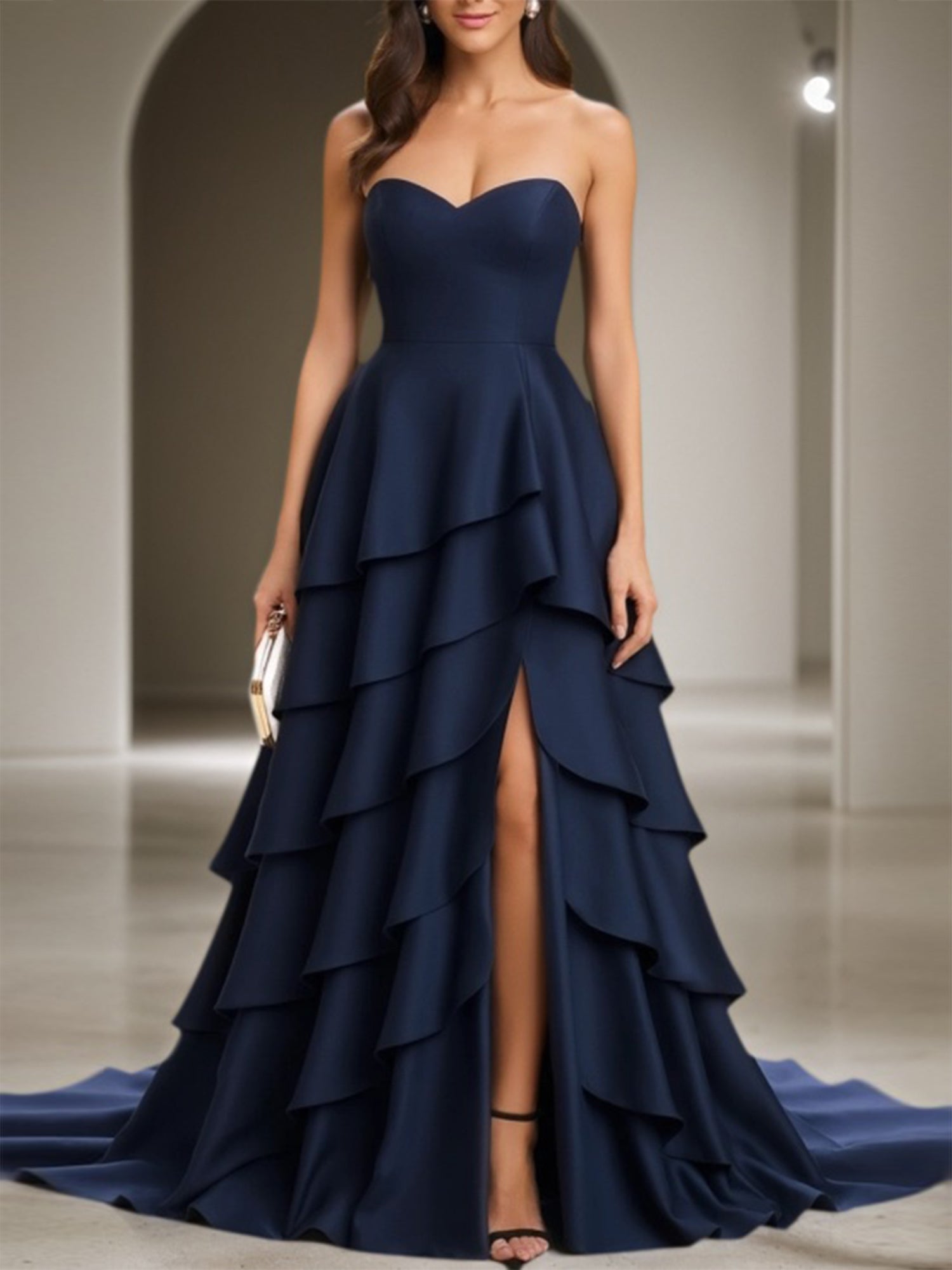 Vestido formal para invitada de boda azul marino sin tirantes, sin mangas y maxi con volantes