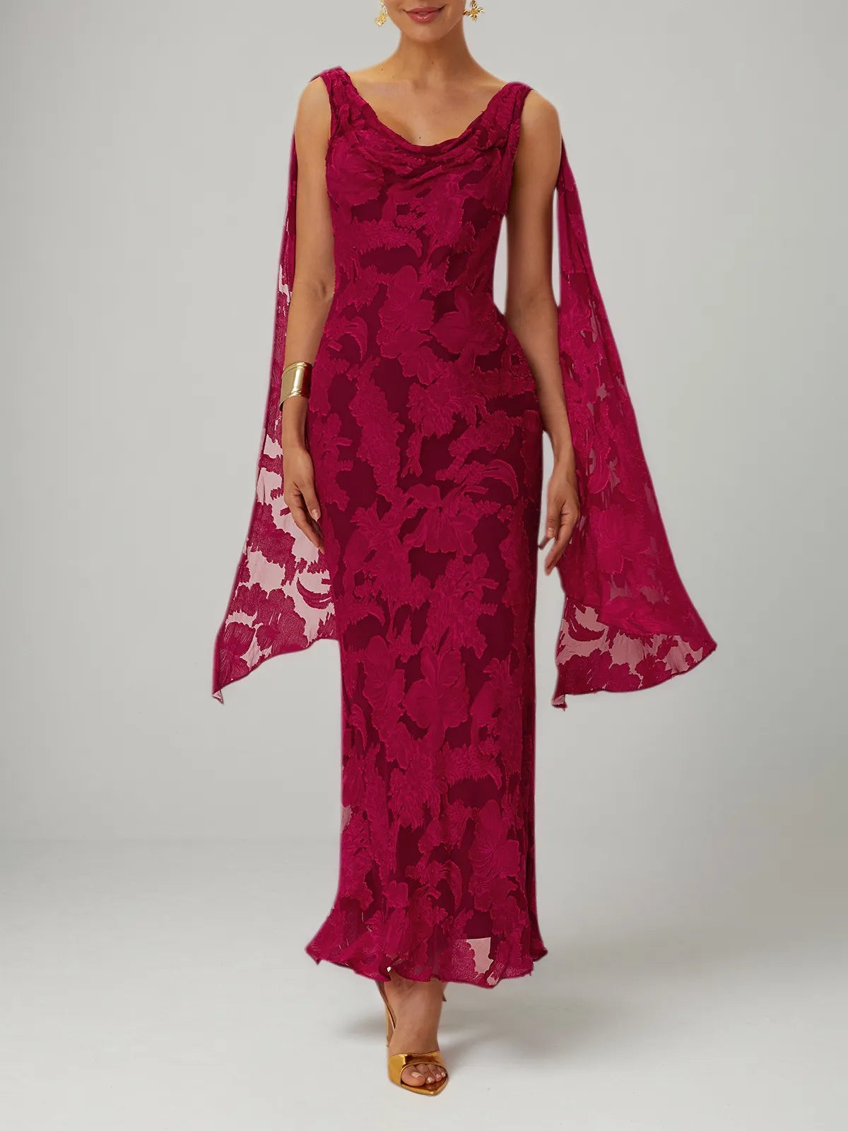 Robe maxi fourreau rouge en jacquard chiffon, col bénitier, sans manches