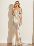 Abito formale plissettato color champagne a sirena con paillettes e spalle scoperte scintillanti