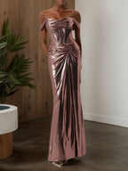 Vestido maxi de satén metálico arrugado color rosa oscuro con corsé, corte tubo, hombros descubiertos y sin mangas