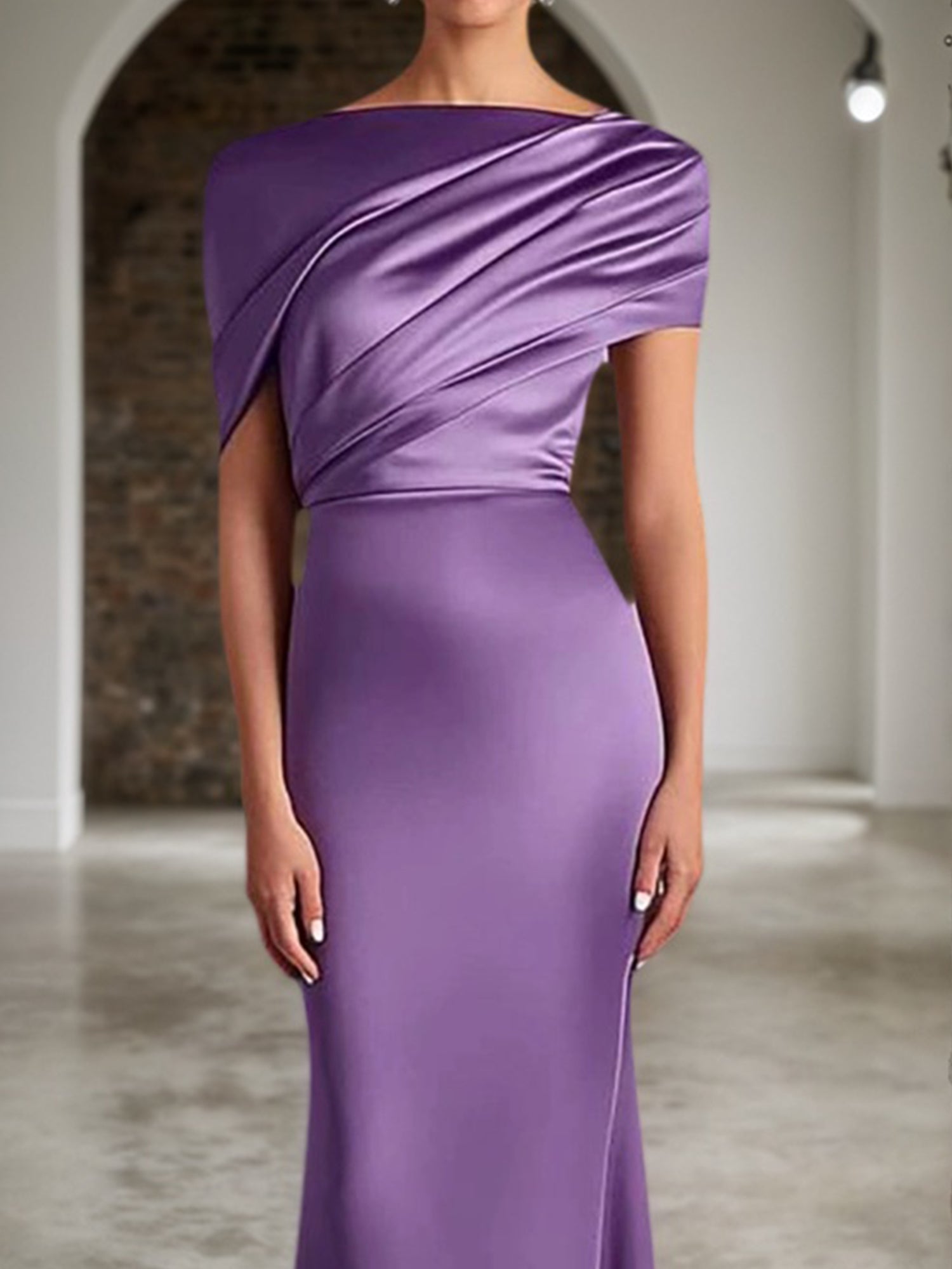 Vestido maxi de satén morado fruncido para invitada de boda de otoño