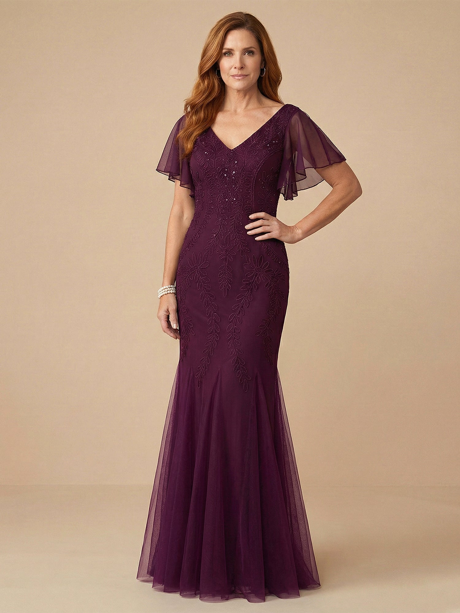 Robe de mère de la mariée trompette/sirène en satin extensible, col en V, longueur au sol avec volants en cascade
