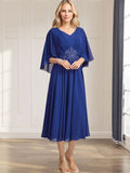 A-Linie V-Ausschnitt Tee-Länge Chiffon Kleid für die Brautmutter mit plissierten Pailletten-Applikationen, Spitze und Perlenstickerei