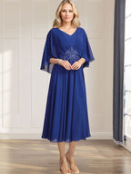 A-Linie V-Ausschnitt Tee-Länge Chiffon Kleid für die Brautmutter mit plissierten Pailletten-Applikationen, Spitze und Perlenstickerei