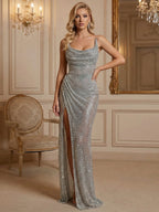 Abito lungo da sera in paillettes argento con scollo a scialle e arricciature, spacco alto