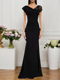 Vestido formal preto maxi com decote em V e renda
