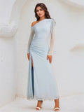 Abito lungo color azzurro cielo in chiffon, monospalla con maniche lunghe e spacco alto alla caviglia