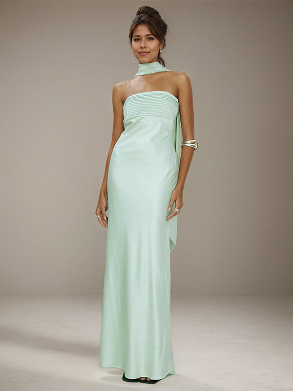 Vestido formal largo de satén verde menta con escote halter y sin mangas