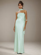 Vestido formal largo de satén verde menta con escote halter y sin mangas