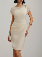 Robe midi fourreau blanche en satin avec col bateau, manches courtes et perles imitation