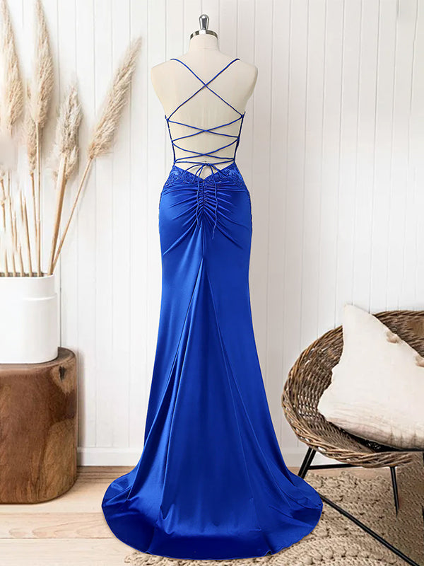 Vestido longo vermelho sereia com corpete, alças finas e apliques para formatura