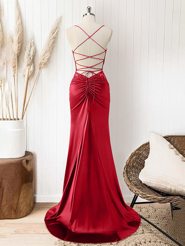 Vestido longo vermelho sereia com corpete, alças finas e apliques para formatura